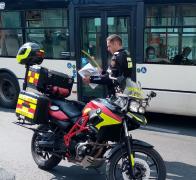 Paramedicul IGSU aplaudat pe stradă după ce a acordat primul ajutor unei femei care leșinase în troleibuz
