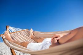 Disperarea unui turist prădat de hoți la Costinești, după ce a adormit pe plajă. ”Am rămas doar în chiloți și cu papuci”