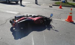 Tânăr în stare gravă, după ce a intrat cu motocicleta într-un autobuz oprit în staţie, la Cluj
