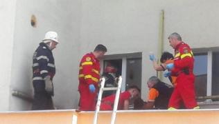 Bărbatul s-a aruncat pe geam, după ce a fost prins în fapt de soțul înșelat