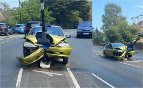 Maşina s-a izbit în stâlpul indicatorului rutier