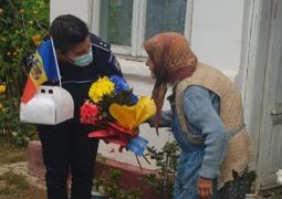 Bunica Stana, cea mai vârstnică femeie din Vrancea, felicitată de ofițerii MAI