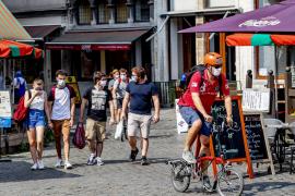 OMS avertizează: „Epidemia se schimbă. Tinerii conduc răspândirea coronavirusului în comunități”