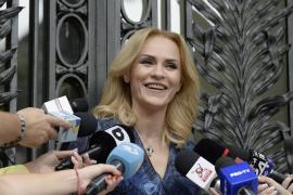 Gabriela Firea face declaraţii presei la intrarea în sediul PSD