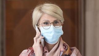 Raluca Turcan poartă mască şi vorbeşte la telefon