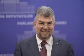 Marcel Ciolacu râde la o conferinţă de presă