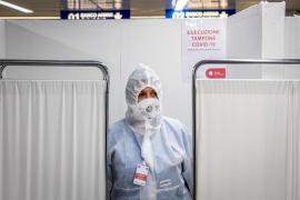 Medic italian priveşte în aeroportul din Milano