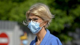 Raluca Turcan cu mască la o ceremonie în aer liber