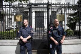 Poliţişti austrieci la intrarea în ambasada rusă