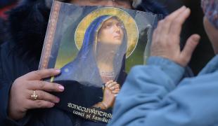 Infiermieră infectată cu coronavirus, a fugit din spital, la slujbă, și a pupat toate icoanele din biserică