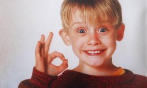 Macaulay Culkin în rolul lui Kevin din filmul "Singur Acasă"