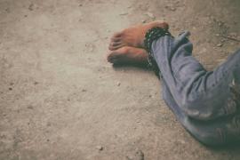 Tânăr bolnav de epilepsie, ținut în lanțuri și forțat să muncească pentru o familie din județ