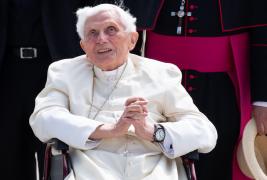 Fostul papă Benedict al XVI-lea, grav bolnav după ce s-a întors dintr-o călătorie în ţara natală