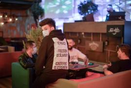 Masca de protecție ar putea deveni obligatorie în Centrul Vechi al Capitalei, în piețe și în stațiile STB