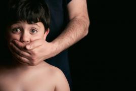 Legea care prevede pedepse mărite pentru pedofili, atacată de Guvern la CCR pe motiv că e discriminatorie