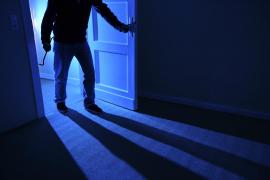 Tânăr reținut după ce a oprit curentul la casa unei vecine și a încercat să o violeze, în Botoșani