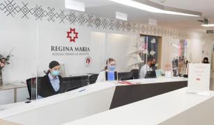Recepția de la intrare într-o clinică Regina Maria