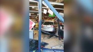 O șoferiță de 77 de ani și-a "parcat" mașina într-un supermarket din Ciolpani. Femeia a ajuns până la casele de marcat (Video)