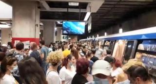 Haos la metrou, pe magistrala Pipera - Berceni, sute de călători sunt blocați pe peroane (Video)