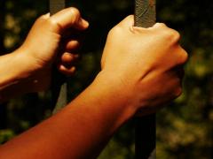 Românca a amenințat cu cuțitul medicul care a intervenit pentru a stopa un conflict în care era implicat soțul femeii