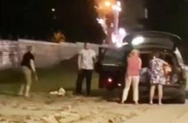 Patru femei, filmate cum fură pavajul de pe o stradă şi îl urcă într-un Audi Q5, în Chișinău