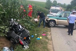Motocilcist mort, după un impact devastator cu un SUV, lângă Timișoara. Bărbatul a fost aruncat zeci de metri în porumb