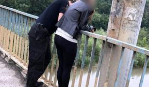 Un polițist a salvat o tânără care voia să se arunce de pe pod, în Reșița