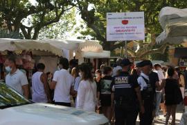 Poliția franceză, într-o piață