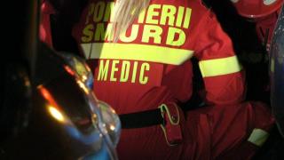 Un motociclist beat, cu pasager, a lovit puternic din spate o mașină. Atât el, cât și pasagerul său au fost răniți