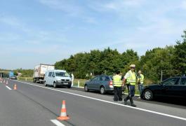 Camion frigorific încărcat cu imigranți în România, oprit pe o autostradă din Austria
