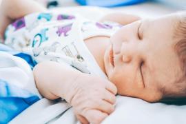 Bebelușul de 6 luni opărit cu suc de roșii, în stare gravă, dar stabilă