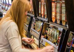 O tânără de 26 de ani a jefuit o sală de jocuri și a bătut casiera, în București, dar nu a fugit din zonă