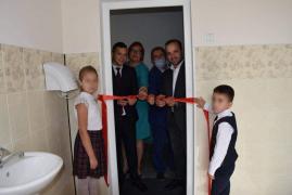 Toaleta unei școli, inaugurată cu fast și tăiere de panglică, în Republica Moldova