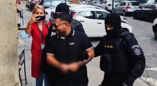 Captură uriașă la Clanul Sadovenilor: 24 cuțite, macete și săbii, peste 152.000 de euro, bijuterii de aur