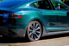 Mașină Tesla, goană cu poliția pe urme, în Canada. Șoferul dormea la volan