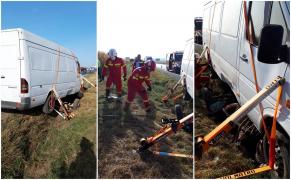 Femeie și copil la spital, după ce căruta în care se aflau a ajuns cu tot cu cal, sub un microbuz