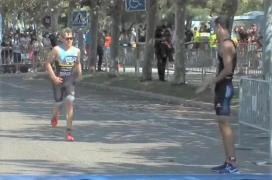 Gest incredibil la triatlonul Santander, după ce sportivul de pe primul loc a intrat în gard | Video