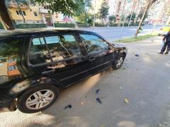 Zeci de mașini vandalizate la Cluj, de un bărbat care a început apoi să sară pe capota unui autoturism