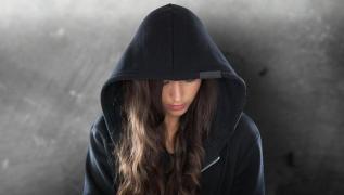 Tânăra din cauza căreia șeful Poliției din Neamț a plătit cu funcția, a jefuit aceeași victimă de două ori, în aceeași zi | Video