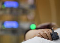 Un bărbat din Alba care, iniţial, a refuzat internarea, a murit la câteva ore după ce a aflat că are coronavirus