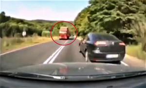 Întrecere pe DN 13, Brașov-Sighișoara, în zona Pădurea Bogății. O mașină, la un pas să fie aruncată în TIR pe un drum din Brașov