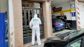 Criminaliștii fac cercetări la fața locului, pe strada Portiño numărul 26, în orașul Sigüeiro