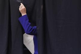 Alegători supravegheaţi ilegal în cabinele de vot, la o secție de votare din Dolj