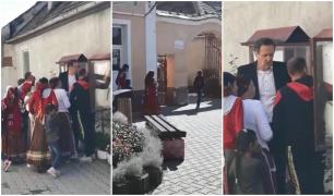 Primarul din Șeica Mare, în Sibiu, le arată alegătorilor cum să voteze