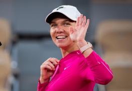 Simona Halep salută publicul, zâmbind