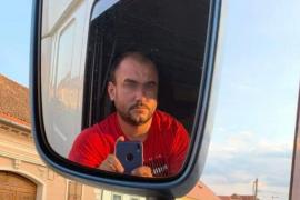 Valentin s-a fotografiat în oglida mașinii