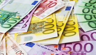 Bancnote euro de diferite culori