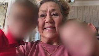 Doi copii de 5 și 7 ani pozează alături de mama lor adoptivă