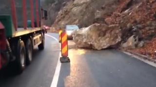Stâncă prăbușită pe șosea, în Defileul Jiului