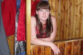 Tânăra primăriţă a fost fotografiată acasă